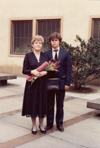 Promoce Marie Šírkové poté, co dokončila doktorát. Pamětnice se synem Martinem, 1986