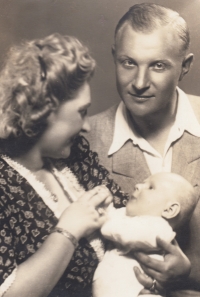 Witness's parents Jaroslav and Věra Dopitas with their newborn son, 1948