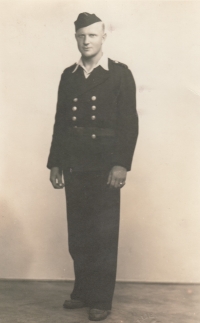 Otec pamětníka ve vojenské uniformě, 1946