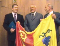 Receiving the municipal flag in the Chamber of Deputies. Václav Horák, Václav Klaus, Václav Sobotka, 14 August 2001