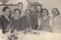 Rodinné foto, zleva rodiče pamětnice, dědeček ze strany otce, rodiče ze strany matky, nahoře pamětnice s bratrem, rok 1959