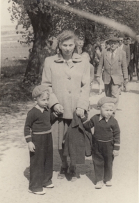 With his mother and brother in Most