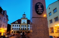 Since 1912, 28 October Square has been decorated with a monument to the town's patron saint, Knight Richard von Dotzauer. Behind it stands the town hall, built in 1922.