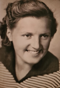 Marie Mikolášková, 20 let, rok 1949