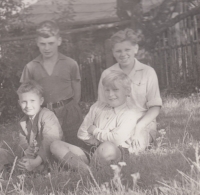 Alfred Neudörfer (vlevo dole) se svými kamarády na zahradě rodinného domu, rok 1958