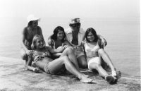 Cross-country training camp in Croatia, 1975. From left: Gabriela Sekajová, Mirka Jaškovská, Emília Šuleková and Blanka Paulů. The man in the picture is coach Bohuslav Rázl