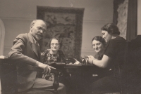 Rudolf Bechyně, great-grandfather of the witness, on his left hand his daughter Božena Bechyňová, great-aunt of the witness, second from the right his daughter-in-law Villa Bechyňová, née Vosková, grandmother of the witness.