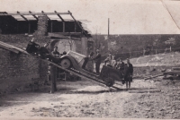 Stěhování automobilů na půdu, 1945