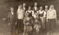 Sourozenci matky Ludmily Poláchové - Rozálie Martinátové. Zleva: František, Anna, Jan, Marie, bratranec, Ludmila, maminka Rozálie, Ladislav. Dole zleva: Josef s manželkou Františkou, Valašská Bystřice