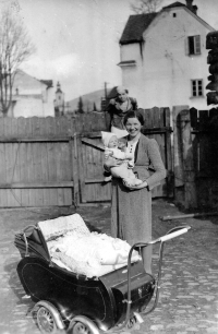 Emilie Kozubíková with her mother Marie Czudková, 1941