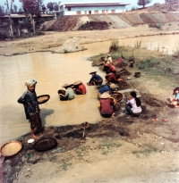 Domorodci rýžují safíry, Laos, 1985