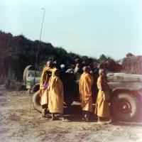 Buddhističtí mniši v místě těžby safírů, Laos, 1985