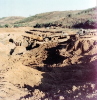 Těžba safírů, nákladní automobily Praga V3S, Laos, 1985