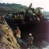 Těžba horniny s obsahem safírů, Laos, 1985