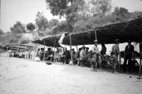 Pracovní přestávka s dohledem stráže, Laos, 1985