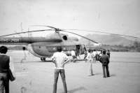 Příprava vrtulníku k odletu, Laos, 1986