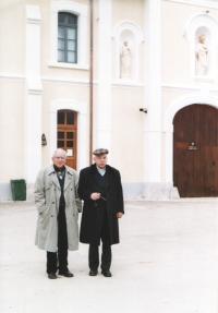 Emil Soukup s bratrem Janem před vstupní branou kláštera Kartouzy Pleterje v březnu roku 2004