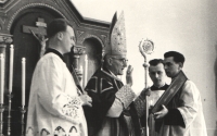 Emil Soukup při jáhenském svěcení v seminární kapli v březnu roku 1962; světitelem byl dr. Eduard Nécsey