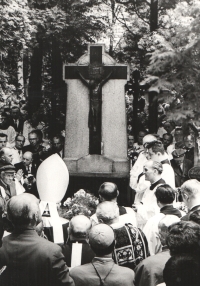 Pohřeb biskupa Josefa Hloucha v katedrále sv. Mikuláše v Českých Budějovicích v červnu 1972