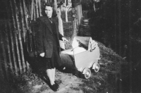 Edeltraud Riedel with her son / Lýsky u Přerova / about 1949