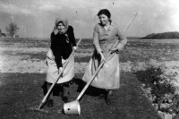 Matka pamětnice Hildegarda Kindermannová s tchyní Františkou / kolem roku 1941