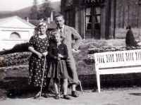 Edeltraud Riedel with her parents on a trip / Karlova Studánka / around 1938