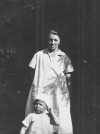 Edeltraud Riedel with her mother Hildegard / c. 1931