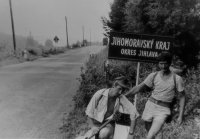 Miroslav Vít (vlevo) s kamarádem na velkém vandru, léto 1964