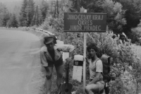 Miroslav Vít (vlevo) s kamarádem na velkém vandru, léto 1964