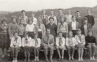 Školní fotografie, 7. třída ZŠ Větřní, spodní řada, druhá zleva, rok 1962