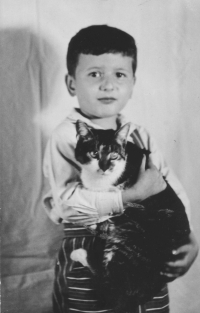 Jan Vaculík with his cat Čičok, 1964