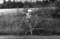 Miroslav Svoboda s babiččiným kolem v Novém Bydžově v roce 1967