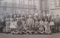 Jiří Fassmann (top row, fifth from the left) in a school photo from 1933