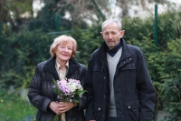 Ludmila and Antonín Cibulka in the courtyard of the Memory of Nations of the Pilsen Region with a bouquet as a thank you for the filming, 19 April 2023