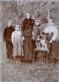 Grandmother Mariana Zbranková with her children, from left: Jan, Božena (mother of the witness), Vlasta, Marie, November 20, 1916, during the First World War