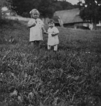 A witness with an older cousin in Zvonkova, ca. 1941