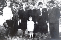 Rodina Boženy Šálové, zleva: známá, maminka, babička, tatínek, pasekář pan Dubovský, Božena Šálová čtyřletá, cca 1943