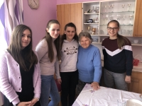 Františka Řmotová with children during the filming of the project Stories of Our Neighbours