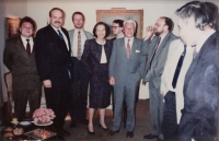 Jan Vondrouš (druhý zleva) na návštěvě u Tomáše Bati ml. (uprostřed), Toronto, 1991