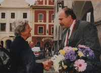 Jan Vondrouš vítá Betty Boothroyd na její návštěvě Českého Krumlova, 90. léta