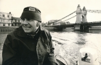 Bohumil Janoušek v roce 1972 při tréninku britských veslařů na řece Temži. V pozadí je londýnský most Hammersmith Bridge