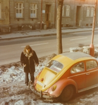 Rudolf Vojtěch a jeho brouk v Chomutově v roce 1975