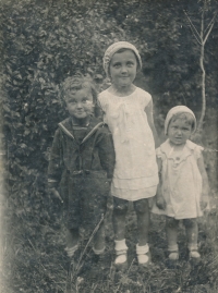 Před odchodem otce na frontu: zleva děti Jaroslav, Jiřina a Vlasta Šárovi, 1942