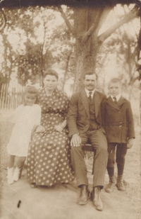 Rodina matky pamětnice: Marie, Anna, Rudolf a Leopold Brumkovi, Hrabovka, před odjezdem do Ruska, 1925 