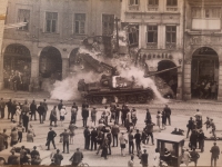 Sovětský tank narazil 21. srpna 1968 do podloubí u liberecké radnice a zabíjel