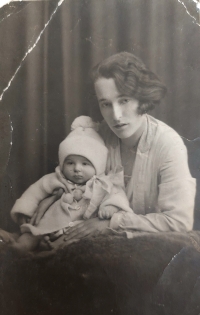 Libuše Šrámková with her mother before entering the children's home