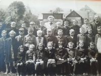 Vladimír Mádle as a schoolboy at the municipal school in Dolní Hanychov in Liberec in the mid-1950s (third right in the top row)