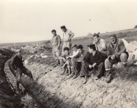 Tatínek Jan Kabát (vpravo) na melioracích na Hadačce na Kralovicku, přibližně rok 1964