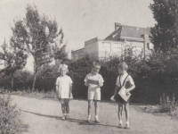 When Ludmila Cibulková went to the first class with her friends (Antonín Skřivan is standing next to her)