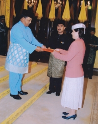 Dana Huňátová presenting credentials to the King of Malaysia, 2004